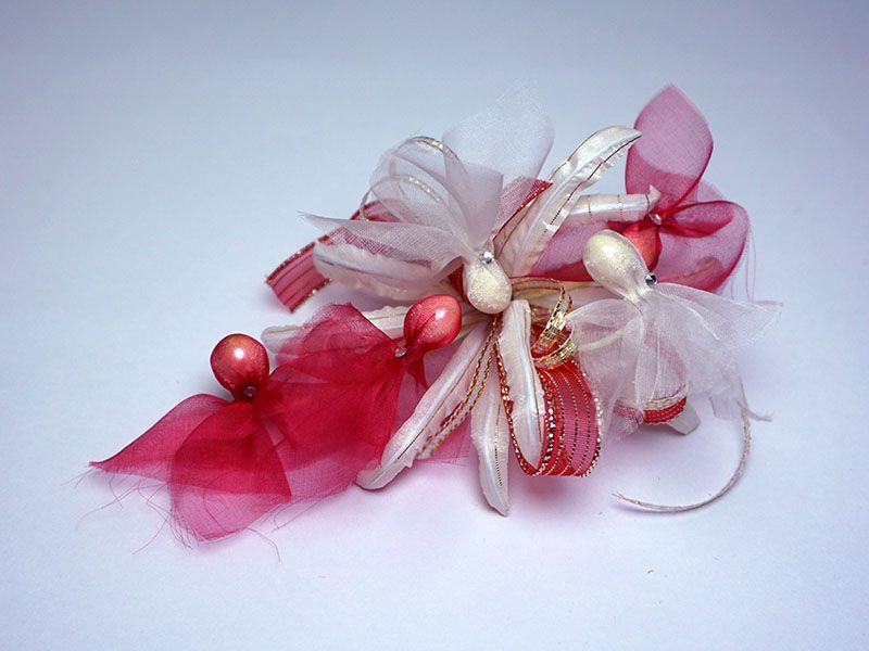 創意商品【花精靈-紅】運用花果植物製作創意胸花，可搭配活動或是特殊服裝，營造活潑的氣息